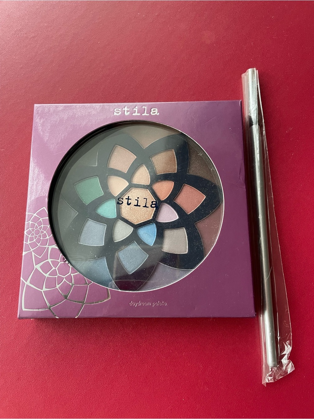 Stila Eyeshadow Daydream Palette Brand New NWT with Box and Makeup Brush Bundle